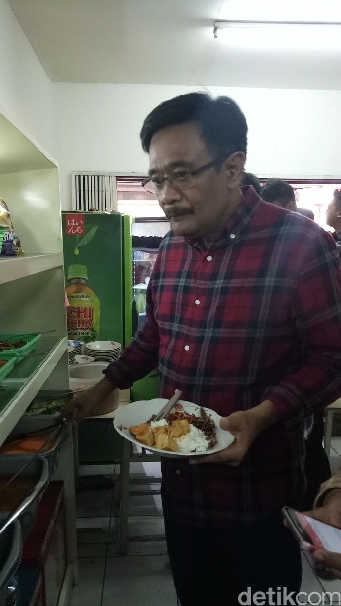 Anies Baswedan hingga Agus Yudhoyono Makan di Warteg, Ini Pilihan Lauknya!