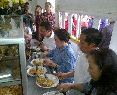 Anies Baswedan hingga Agus Yudhoyono Makan di Warteg, Ini Pilihan Lauknya!
