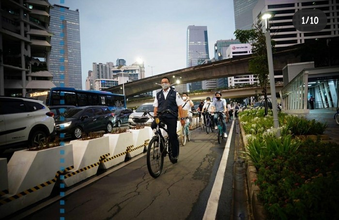 Anies bike to home dari Balai Kota DKI (Foto: Instagram Anies)
