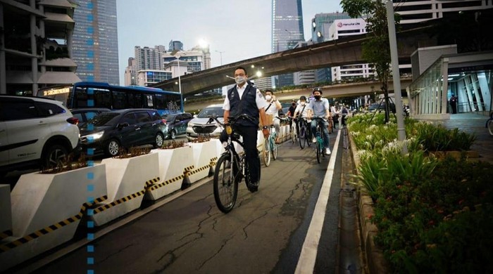 Anies bike to home dari Balai Kota DKI (Foto: Instagram Anies)