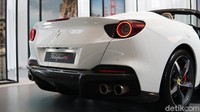Mengambil basic mesin dari Ferrari Roma yang sudah lebih dulu didatangkan oleh Ferrari Indonesia, Ferrari Portofino M ini hadir dengan mesin yang lebih bertenaga serta bahasa desain yang jauh berbeda.