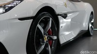 Portofino M ini mengusung desain mobil convertible yang bisa dibuka tutup atapnya. Selain itu hadir dengan ciri khas mobil super, Ferrari Portofino M ini dapat dibeli dengan berbagai opsi dari mulai pilihan warna, tambahan aksesori, hingga opsi fitur yang berhubungan dengan mesin.