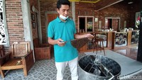 Proses pembuatan madu juga diperlihatkan. Selesai edukasi pengunjung juga akan diberi tester-tester madunya. Kalau memang mau konsumsi madu, mereka akan langsung beli. (Eko Susanto/detikTravel)