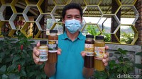 Untuk harganya, per 250 mililiter itu ada yang Rp 140.000. Itu untuk madu pahit, kalau yang manis Rp 100.000. Madu asli ini dihasilkan lebah yang dibudidayakan di kawasan perbukitan Menoreh. (Eko Susanto/detikTravel)