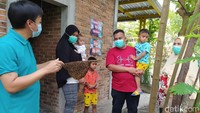 Ashfa Madu Borobudur juga melayani pembelian madu secara online. Mereka yang pernah datang dan membeli, pasti ingin kembali membeli dan memesan secara online. Kebanyakan yang pernah sudah beli pasti akan ketagihan. (Eko Susanto/detikTravel)
