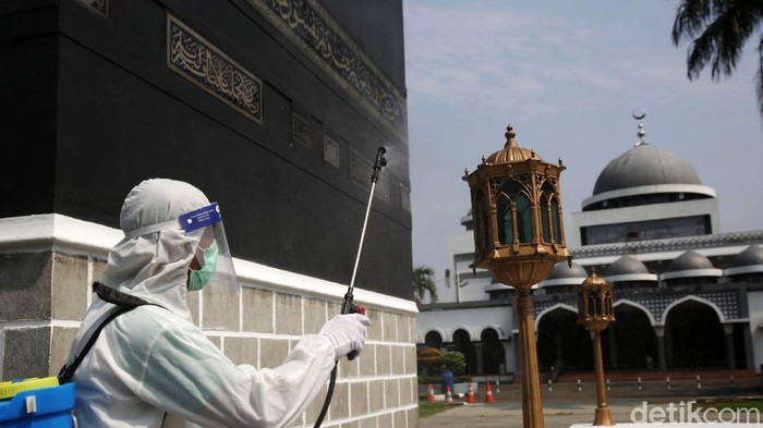 Pelaksana Tugas Dirjen Penyelenggara Haji dan Umrah (Plt PHU) Khoirizi H Dasir bersama jajaran Kementerian Agama meninjau ruang istirahat jamaah peserta haji di Asrama Haji Pondok Gede, Jakarta Timur, Kamis, 3 Juni 2021. Peninjauan tersebut guna melihat kesiapan Asrama Haji Pondok Gede jika sewaktu-waktu pemerintah Arab Saudi mengizinkan jamaah Indonesia melaksanakan ibadah haji.