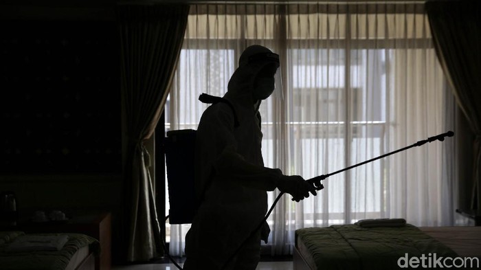 Pelaksana Tugas Dirjen Penyelenggara Haji dan Umrah (Plt PHU) Khoirizi H Dasir bersama jajaran Kementerian Agama meninjau ruang istirahat jamaah peserta haji di Asrama Haji Pondok Gede, Jakarta Timur, Kamis, 3 Juni 2021. Peninjauan tersebut guna melihat kesiapan Asrama Haji Pondok Gede jika sewaktu-waktu pemerintah Arab Saudi mengizinkan jamaah Indonesia melaksanakan ibadah haji.