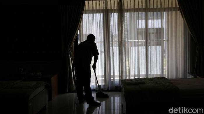 Asrama Haji Pondok Gede Disemprot Disinfektan Pelaksana Tugas Dirjen Penyelenggara Haji dan Umrah (Plt PHU) Khoirizi H Dasir bersama jajaran Kementerian Agama meninjau ruang istirahat jamaah peserta haji di Asrama Haji Pondok Gede, Jakarta Timur, Kamis, 3 Juni 2021. Peninjauan tersebut guna melihat kesiapan Asrama Haji Pondok Gede jika sewaktu-waktu pemerintah Arab Saudi mengizinkan jamaah Indonesia melaksanakan ibadah haji.