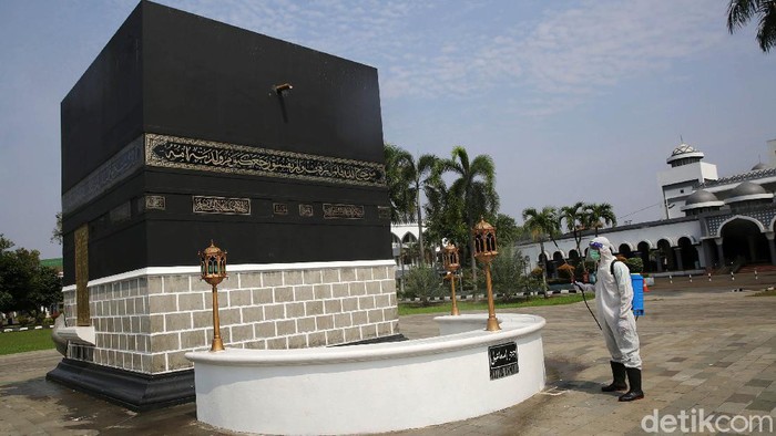 Asrama Haji Pondok Gede Disemprot Disinfektan Pelaksana Tugas Dirjen Penyelenggara Haji dan Umrah (Plt PHU) Khoirizi H Dasir bersama jajaran Kementerian Agama meninjau ruang istirahat jamaah peserta haji di Asrama Haji Pondok Gede, Jakarta Timur, Kamis, 3 Juni 2021. Peninjauan tersebut guna melihat kesiapan Asrama Haji Pondok Gede jika sewaktu-waktu pemerintah Arab Saudi mengizinkan jamaah Indonesia melaksanakan ibadah haji.