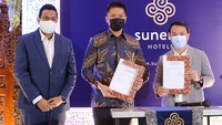 Sunerra Hotels yang berlokasi di Jababeka ini diresmikan oleh Chief Operating Officer RedDoorz Kelvin Teo (berbaju batik), Vice President of Operations RedDoorz Adil Mubarak (berjas biru), dan Sunerra Hotel Owner William Liusudarso (berjas abu-abu) pada Rabu (2/6). Peresmian ini dilakukan dengan acara penandatanganan dokumen perjanjian dan pemukulan gong.