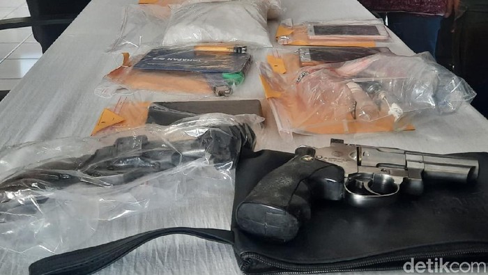 Barang bukti 4 kg sabu dan pistol dari empat tersangka kurir jaringan China