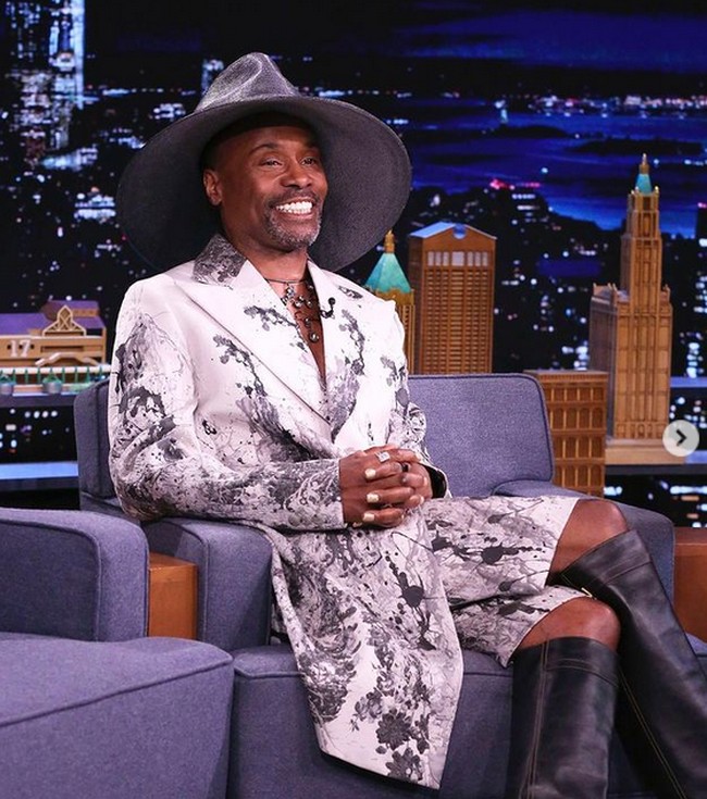 Tampil di acara bincang-bincang The Tonight Show Starring Jimmy Fallon, Billy Porter tampil menggunakan dress yang berpotongan blazer. Gaya nyentriknya itu dipadukan dengan sepatu high-knee boots serta topi. Foto: dok. Instagram/@theebillyporter