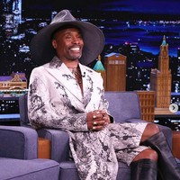 Tampil di acara bincang-bincang The Tonight Show Starring Jimmy Fallon, Billy Porter tampil menggunakan dress yang berpotongan blazer. Gaya nyentriknya itu dipadukan dengan sepatu high-knee boots serta topi. Foto: dok. Instagram/@theebillyporter