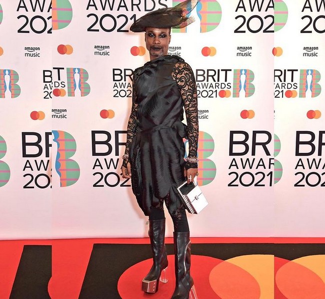 Pria yang menikah dengan pria bernama Adam Smith pada 2017 itu lagi-lagi mengenakan dress di acara Brit Awards 2021. Billy Porter juga menggunakan riasan smokey eyes. Foto: dok. Instagram/@theebillyporter