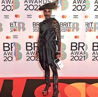 Pria yang menikah dengan pria bernama Adam Smith pada 2017 itu lagi-lagi mengenakan dress di acara Brit Awards 2021. Billy Porter juga menggunakan riasan smokey eyes. Foto: dok. Instagram/@theebillyporter
