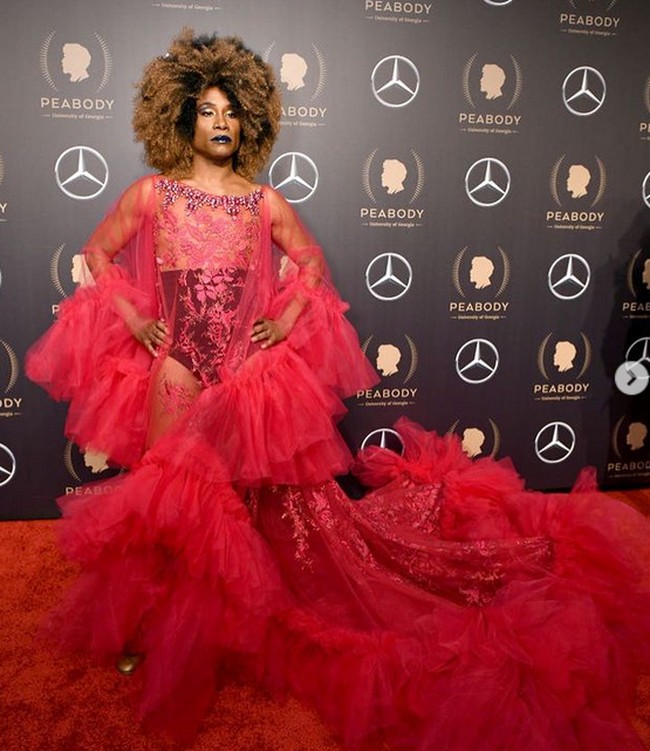 Penampilan Billy Porter kali ini seperti drag queen. Dia menggunakan gaun megah warna merah dengan wig, serta lipstik warna biru. Foto: dok. Instagram/@theebillyporter