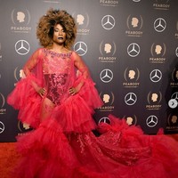 Penampilan Billy Porter kali ini seperti drag queen. Dia menggunakan gaun megah warna merah dengan wig, serta lipstik warna biru. Foto: dok. Instagram/@theebillyporter