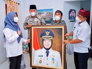 Surprise, Bupati Ipuk Dapat Lukisan dari Pelukis Tunadaksa