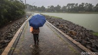Menurut Badan Meteorologi Klimatologi dan Geofisika (BMKG), cuaca ekstrim pada hari-hari belakangan sebagai dampak tidak langsung dari badai siklon tropis di Filipina.