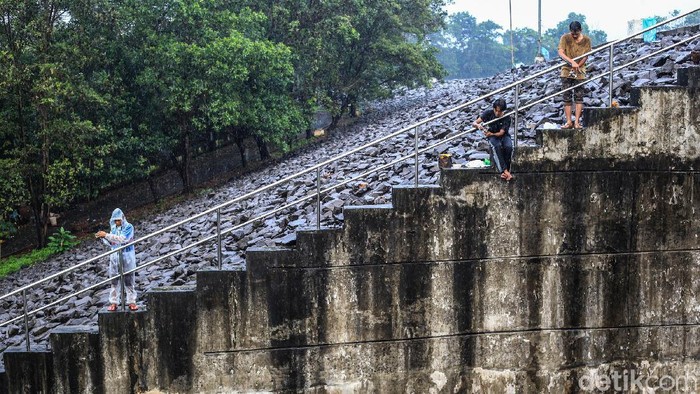Dampak Tak Langsung Siklon Tropis Choi Wan Menurut Badan Meteorologi Klimatologi dan Geofisika (BMKG), cuaca ekstrim pada hari-hari belakangan sebagai dampak tidak langsung dari badai siklon tropis di Filipina.