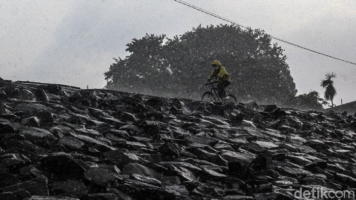 Menurut Badan Meteorologi Klimatologi dan Geofisika (BMKG), cuaca ekstrim pada hari-hari belakangan sebagai dampak tidak langsung dari badai siklon tropis di Filipina.