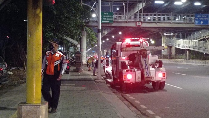 Dishub membawa mobil derek untuk menertibkan parkir di trotoar depan Halte Kayu Putih Rawasari, Jakarta Pusat.