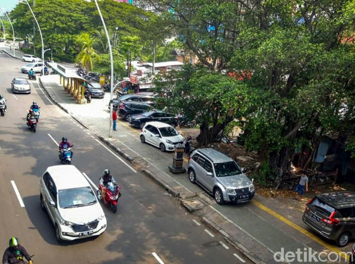 Petugas Dinas Perhubungan mengecek trotoar depan Halte TransJakarta Kayu Putih Rawasari, Jakarta. Trotoar ini dijadikan parkir liar untuk mobil.