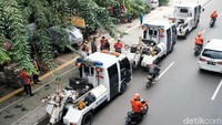 Petugas Dishub berpatroli di sepanjang trotoar depan Halte TransJakarta Kayu Putih Rawasari, Jakarta, Kamis (3/6/2021). 