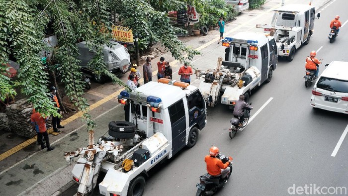 Dishub Razia Lokasi Parkir Liar di Trotoar Rawasari Petugas Dinas Perhubungan mengecek trotoar depan Halte TransJakarta Kayu Putih Rawasari, Jakarta. Trotoar ini dijadikan parkir liar untuk mobil.