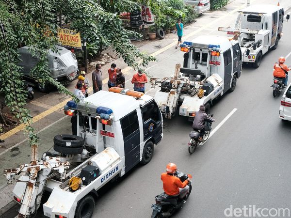 Dishub Razia Lokasi Parkir Liar di Trotoar Rawasari