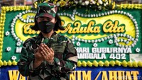 Mereka tampak khusyuk berdoa.