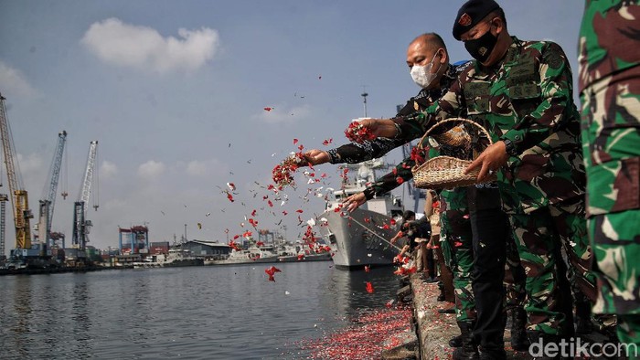 Doa untuk korban kapal selam nenggala Prajurit TNI AL Lantamal III bersama Polri dan elemen masyarakat menggelar doa bersama serta tabur bunga untuk mengenang 40 hari peristiwa tenggelamnya KRI Nanggala-402 di kawasan Pelabuhan JICT 2, Tanjung Priok, Jakarta Utara, Kamis (3/6).