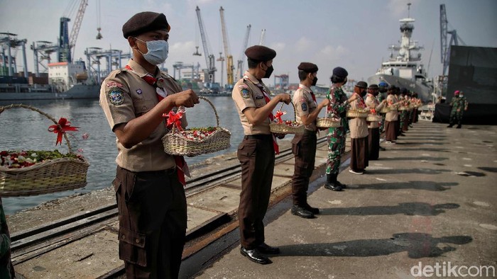 Doa untuk korban kapal selam nenggala Prajurit TNI AL Lantamal III bersama Polri dan elemen masyarakat menggelar doa bersama serta tabur bunga untuk mengenang 40 hari peristiwa tenggelamnya KRI Nanggala-402 di kawasan Pelabuhan JICT 2, Tanjung Priok, Jakarta Utara, Kamis (3/6).