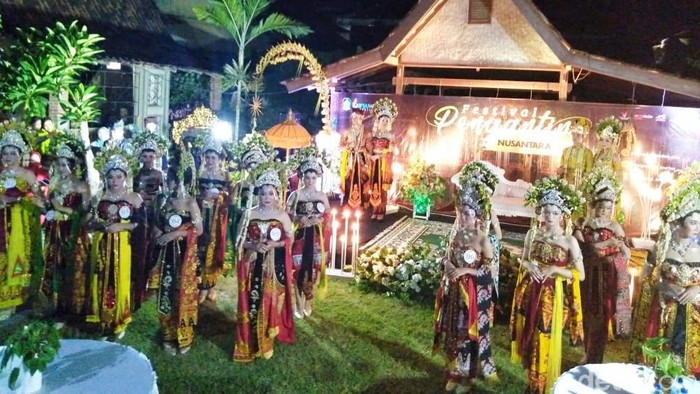 Pandemi COVID-19 tak membuat Pemkab Banyuwangi menyurutkan kegiatan festival. Salah satunya adalah Festival Pengantin Nusantara.