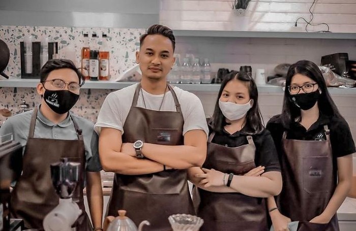 Gaya Keren Panji Saputra, 'Pak Tirta' dalam Suara Hati Istri Saat Meracik Kopi