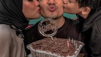 Salah satunya saat ia mendapatkan kejutan pada perayaan ulang tahun dari istri dan anaknya. Memegang sebuah kue coklat, keharmonisan keluarga ini terlihat semakin manis. Foto: Instagram/panjisaputra