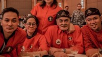 Tidak hanya harmonis dengan keluarganya, Panji ternyata juga sosok yang akrab dengan banyak teman. Ia bahkan mengunggah sebuah foto pada akun Instagramnya dan mengungkapkan kerinduannya untuk bisa kumpul bersama teman-temannya. Foto: Instagram/panjisaputra