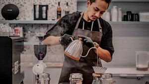 Gaya Keren Panji Saputra, Pak Tirta dalam Suara Hati Istri Saat Meracik Kopi