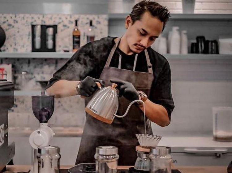 Gaya Keren Panji Saputra, Pak Tirta dalam Suara Hati Istri Saat Meracik Kopi