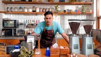 Panji juga pernah membintangi sebuah webseries di mana ia memerankan sosok barista. Peran ini begitu cocok dengan dirinya yang memang mencintai dunia penyeduhan kopi. Foto: Instagram/panjisaputra