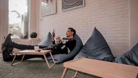 Panji juga kerap kali mengunggah pose kerennya saat tengah bersantai di sebuah kafe sambil menikmati segelas kopi. Bersandar di sebuah bean bag menjadi kegiatan pilihannya untuk rehat dari kepadatan aktivitas. Foto: Instagram/panjisaputra