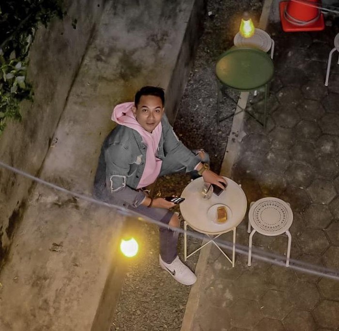 Gaya Keren Panji Saputra, 'Pak Tirta' dalam Suara Hati Istri Saat Meracik Kopi