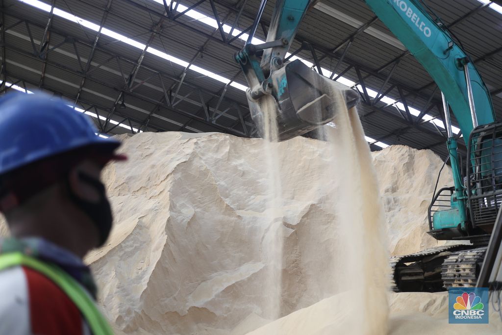 Gula kristal mentah (raw sugar)  impor (CNBC Indonesia/Tri Susilo)