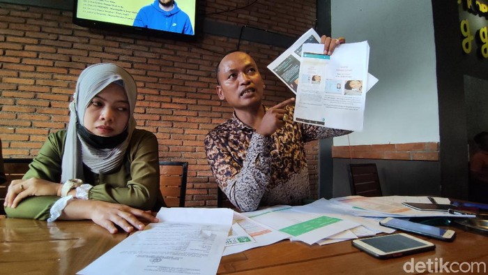 Guru honorer Afifah yang terjerat utang pinjol, bersama kuasa hukumnya di Semarang, Kamis (3/6/2021).