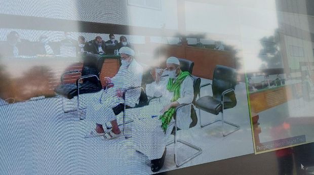 Habib Rizieq Shihab terlihat menunduk seperti berzikir saat jaksa membacakan tuntutan kasus tes swab.