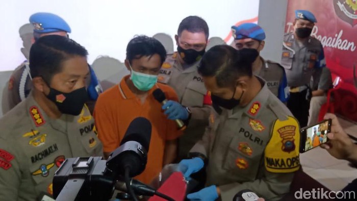 Hari Purwanto, pelaku mutilasi kepala wanita di Banjarmasin dihadirkan dalam konferensi pers.