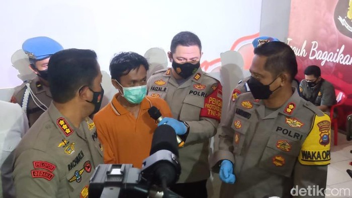 Hari Purwanto, pelaku mutilasi kepala wanita di Banjarmasin dihadirkan dalam konferensi pers.