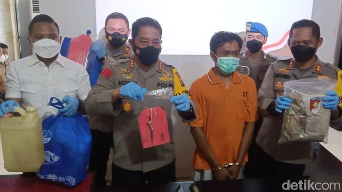 Hari Purwanto, pelaku mutilasi kepala wanita di Banjarmasin dihadirkan dalam konferensi pers. Hari Purwanto, pelaku mutilasi kepala wanita di Banjarmasin dihadirkan dalam konferensi pers.