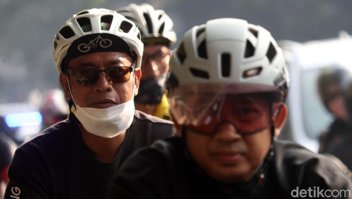Hari Sepeda Sedunia, Wawali Bandung Gowes ke Balai Kota Peringati World Bycicle Day 2021, Wakil Wali Kota Bandung Yana Mulyana gowes dari rumah dinas ke Balai Kota Bandung. Orang nomor dua di Kota Bandung ini gowes dari rumah dinas yang yang berada di Jalan Nyland menuju Balai Kota Bandung yang ada di Jalan Merdeka sekitar 5 KM.