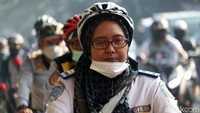 Tak sendiri, pada peringatan World Bycicle Day ini juga Yana juga mengajak sejumlah ASN untuk gowes bareng.